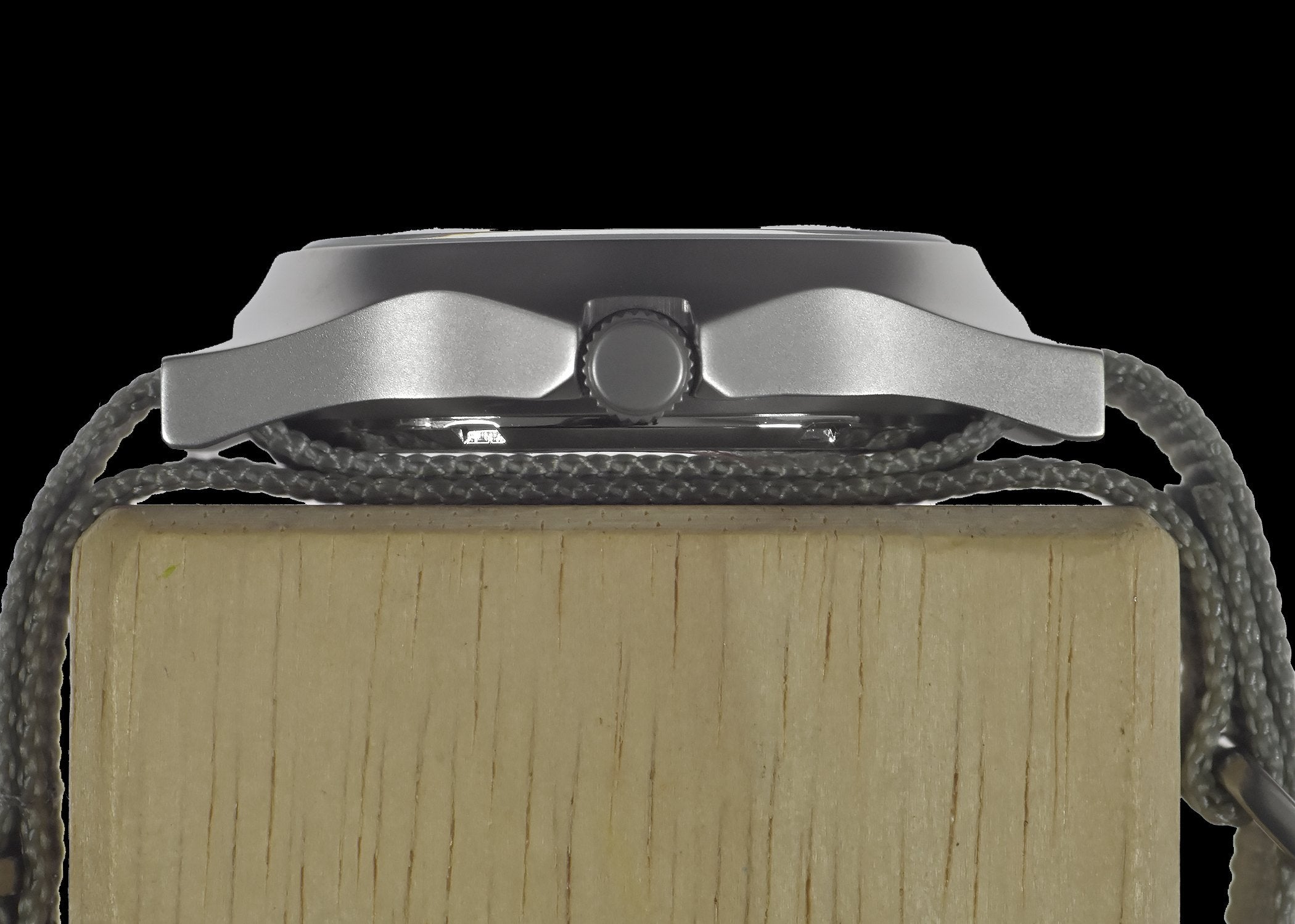 Montre militaire MWC G10LM en acier inoxydable – Bracelet NATO noir (Modèle contractuel avec flèche large / Pheon) – Version sans guichet de date