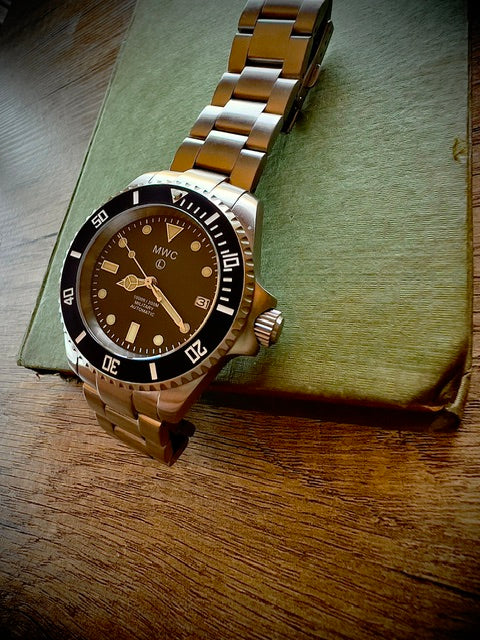 MWC 24 Rubin 300m Automatische Militärtaucheruhr mit Saphirglas und Keramiklünette an passendem Edelstahlarmband