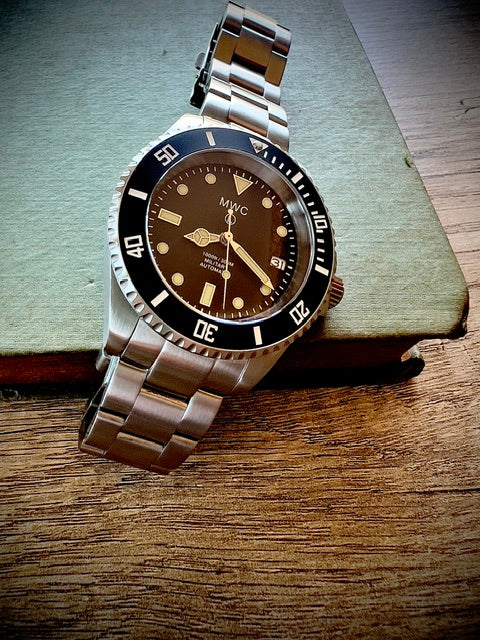 MWC 24 Rubin 300m Automatische Militärtaucheruhr mit Saphirglas und Keramiklünette an passendem Edelstahlarmband