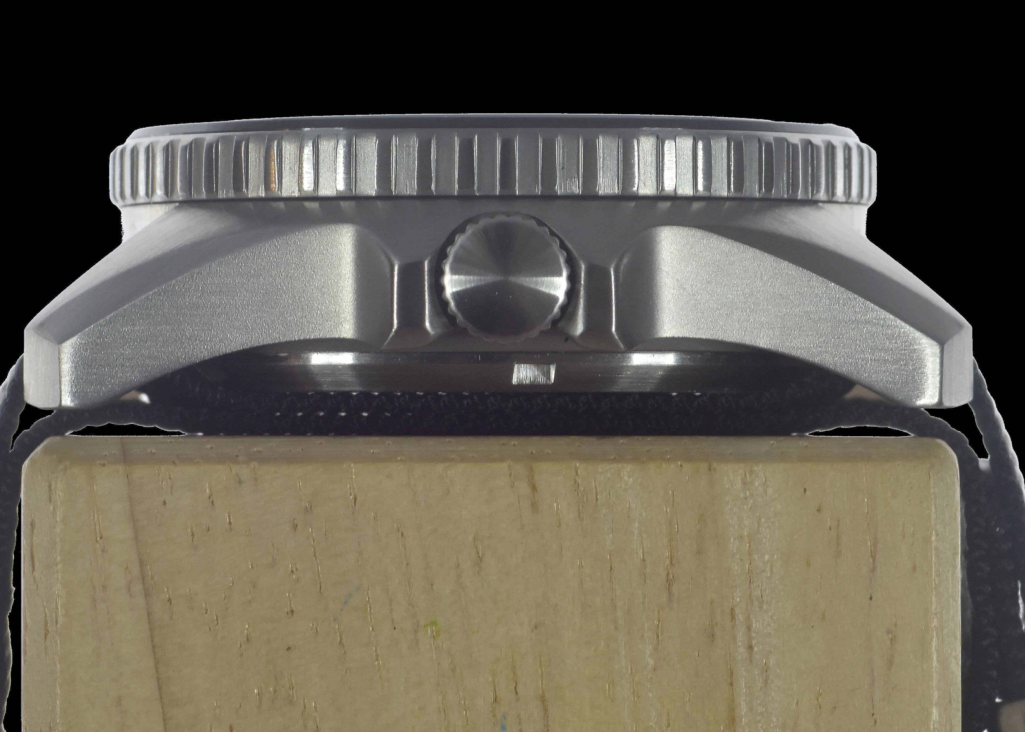 Reloj de buceo militar MWC de acero inoxidable (automático) con cristal de zafiro y bisel cerámico