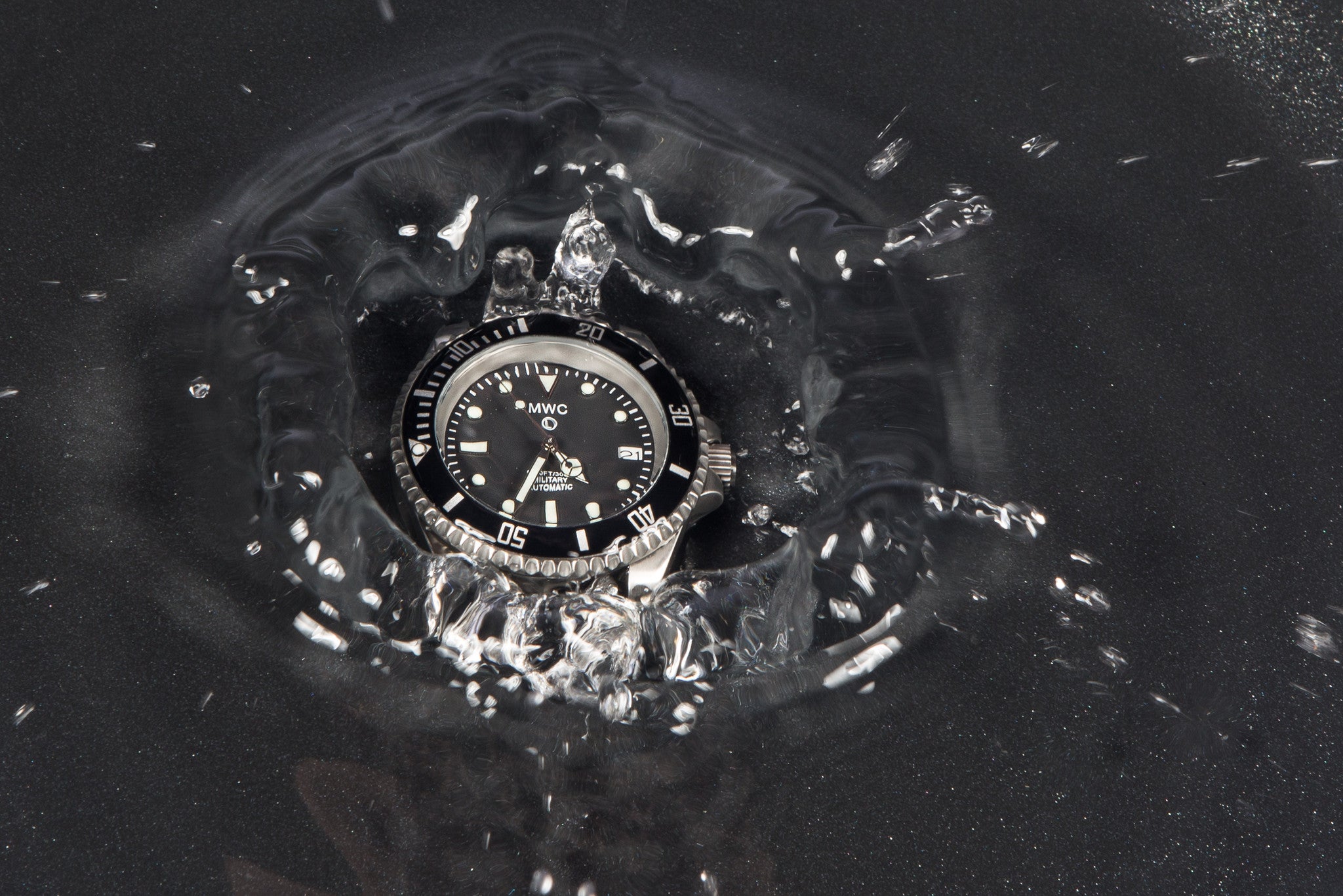 MWC 24 Rubin 300m Automatische Militärtaucheruhr mit Saphirglas und Keramiklünette an passendem Edelstahlarmband