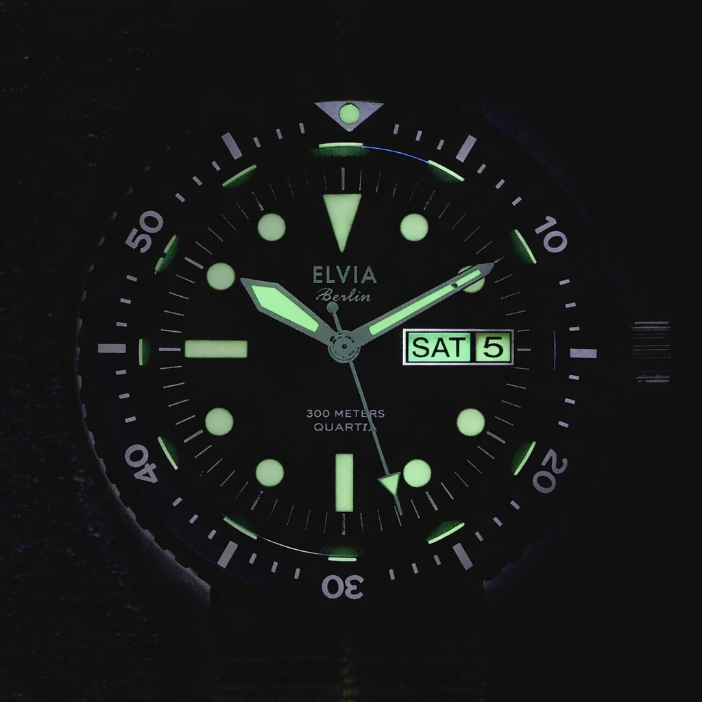 Reloj de buceo militar ELVIA con día/fecha, cristal de zafiro y movimiento de cuarzo