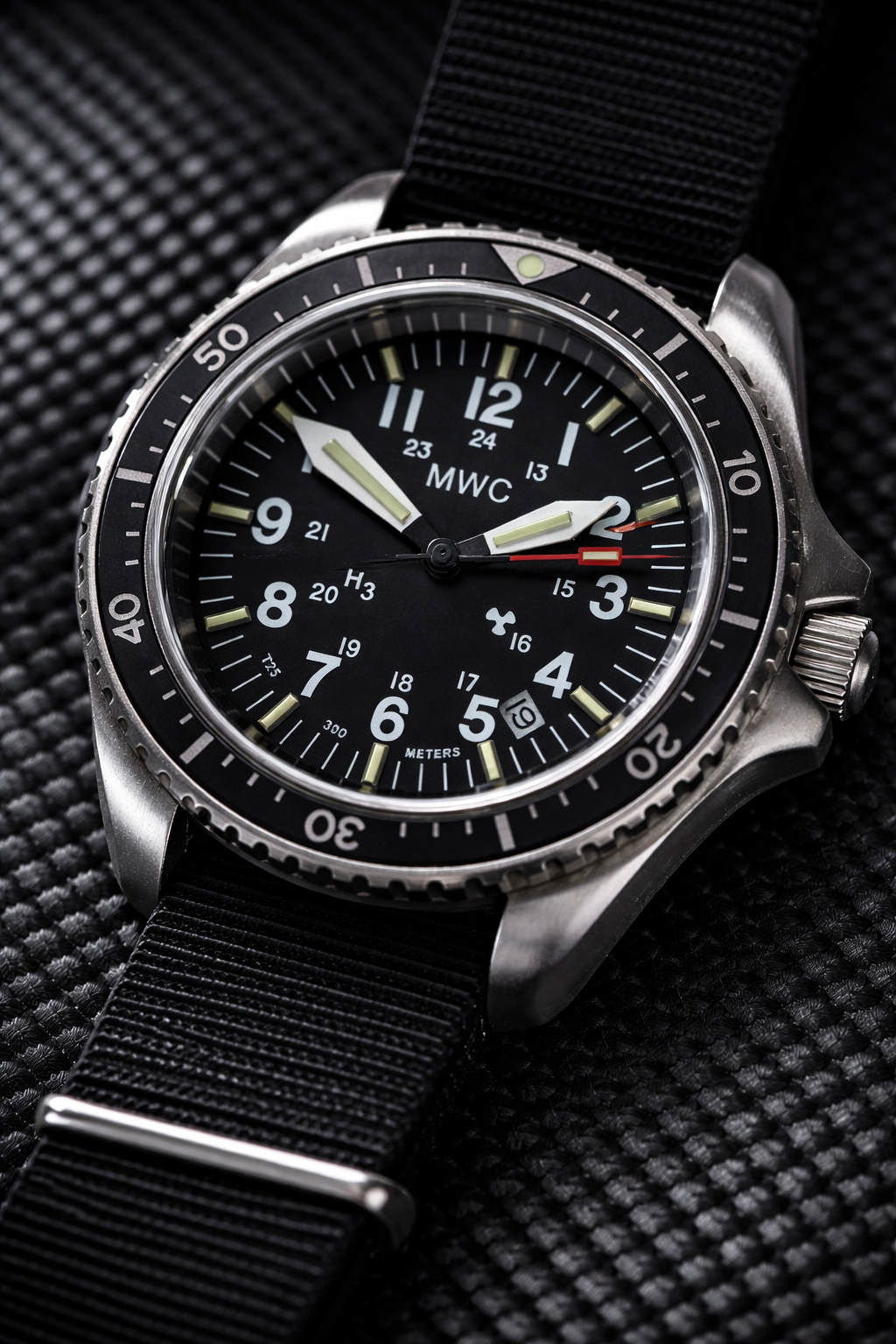 MWC Automatische Taucheruhr aus Edelstahl für das Militär – Tritium / GTLS Beleuchtung, Saphirglas und 60 Stunden Gangreserve