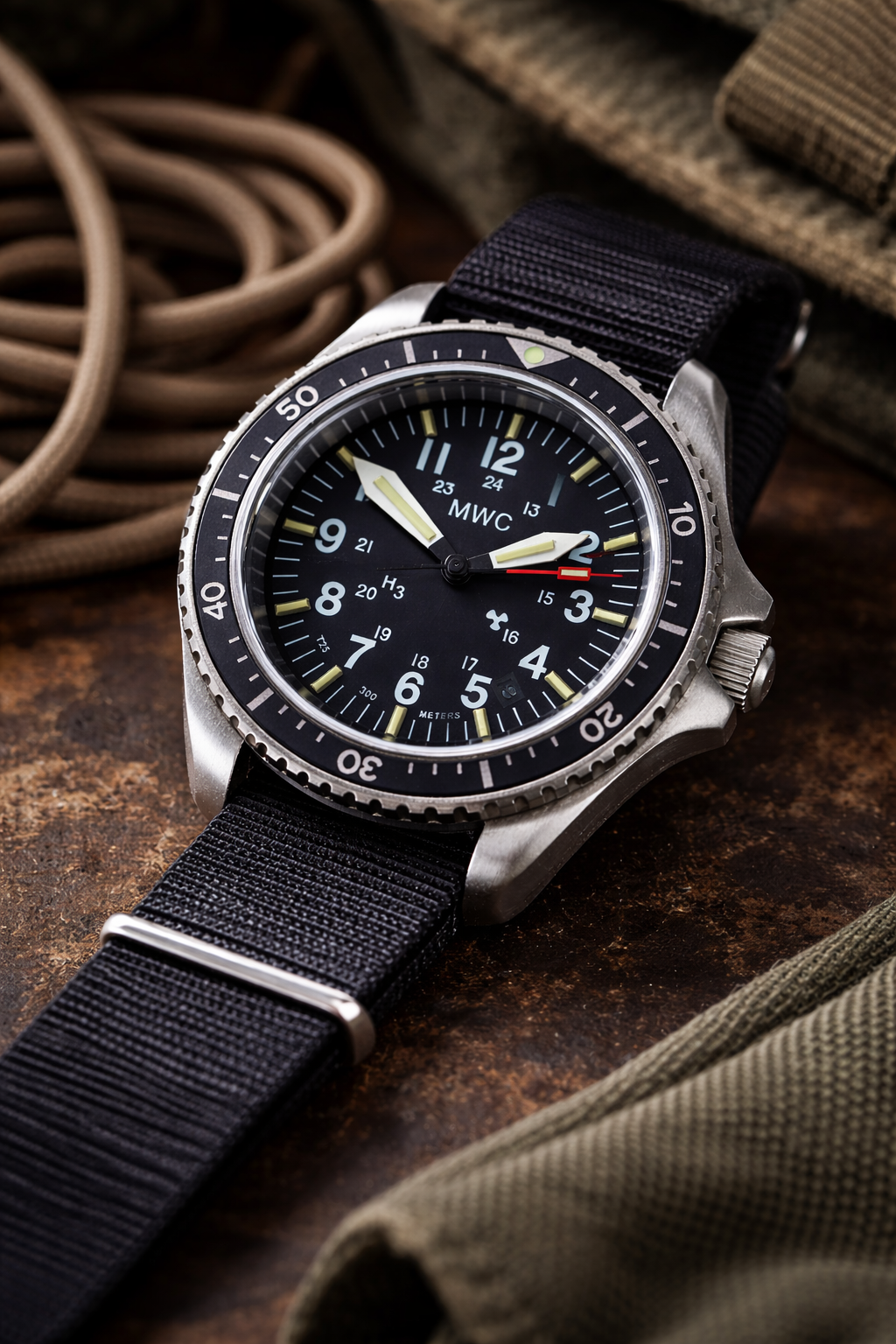 MWC Automatische Taucheruhr aus Edelstahl für das Militär – Tritium / GTLS Beleuchtung, Saphirglas und 60 Stunden Gangreserve