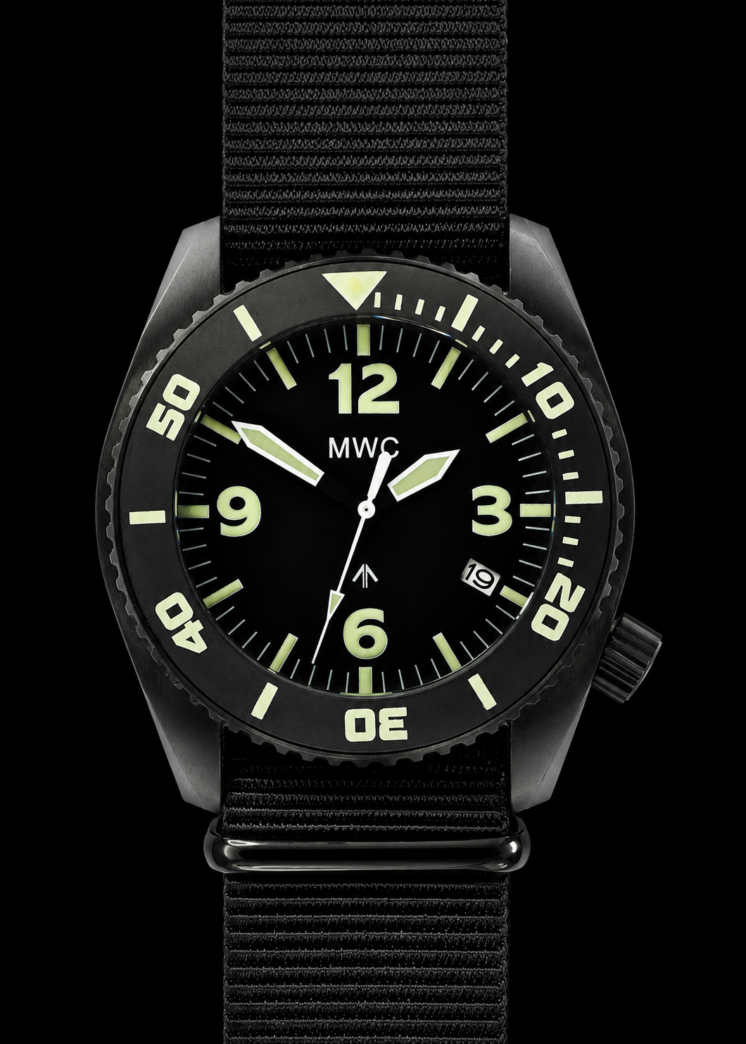 Montre de plongée militaire MWC « Depthmaster » étanche 100 atm / 3 280 pieds / 1000 m, boîtier en titane PVD avec Luminova et valve à hélium, mouvement à quartz suisse avec une autonomie de batterie de dix ans