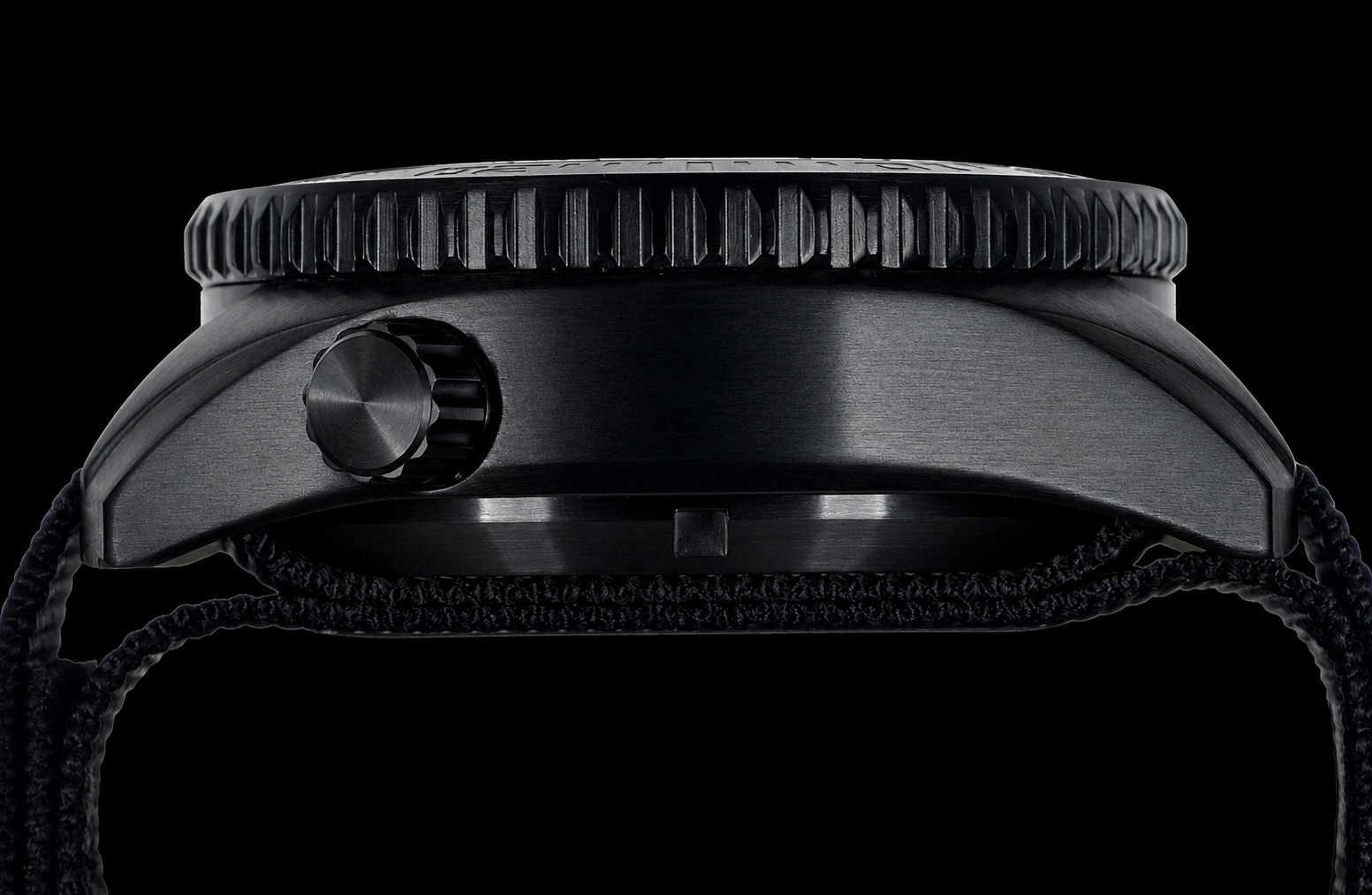 Montre de plongée militaire MWC « Depthmaster » étanche 100 atm / 3 280 pieds / 1000 m, boîtier en titane PVD avec Luminova et valve à hélium, mouvement à quartz suisse avec une autonomie de batterie de dix ans