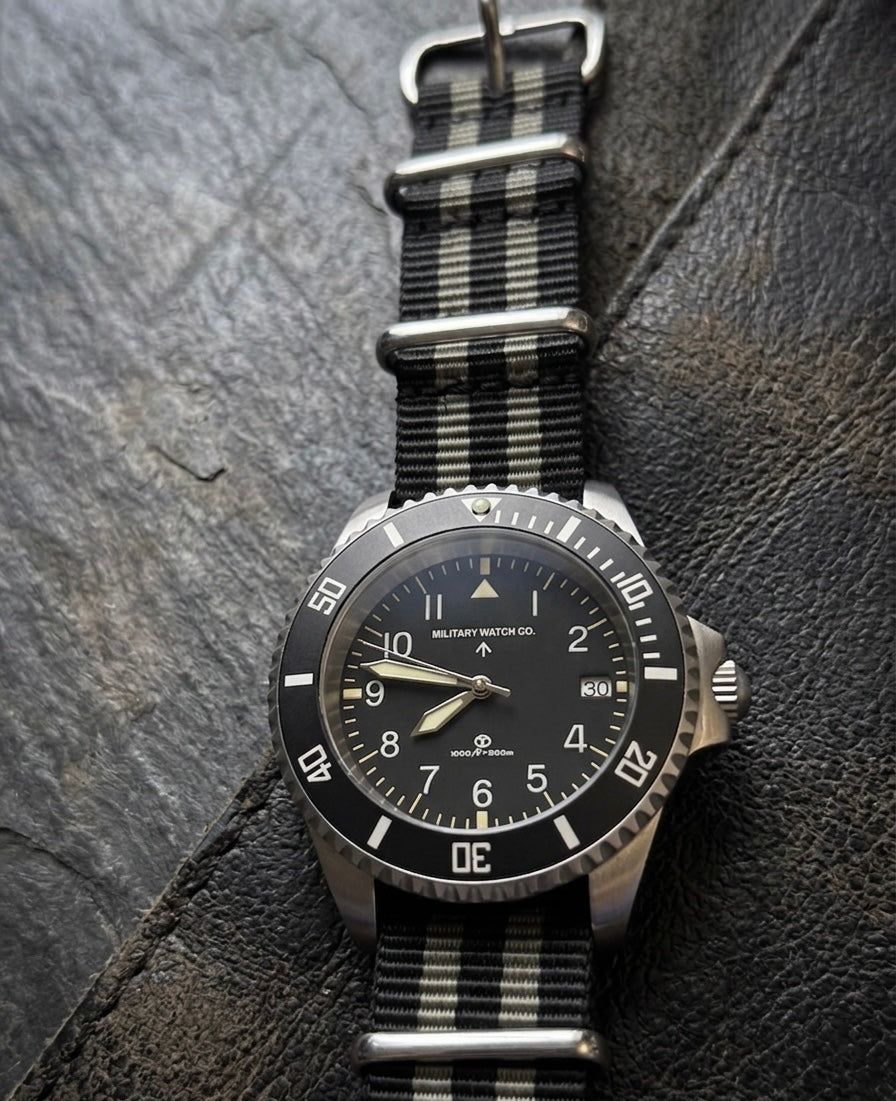 MWC Orologio subacqueo militare automatico 300m modello 1980 a 24 rubini con vetro zaffiro e lunetta in ceramica su cinturino NATO in tessuto (con data)