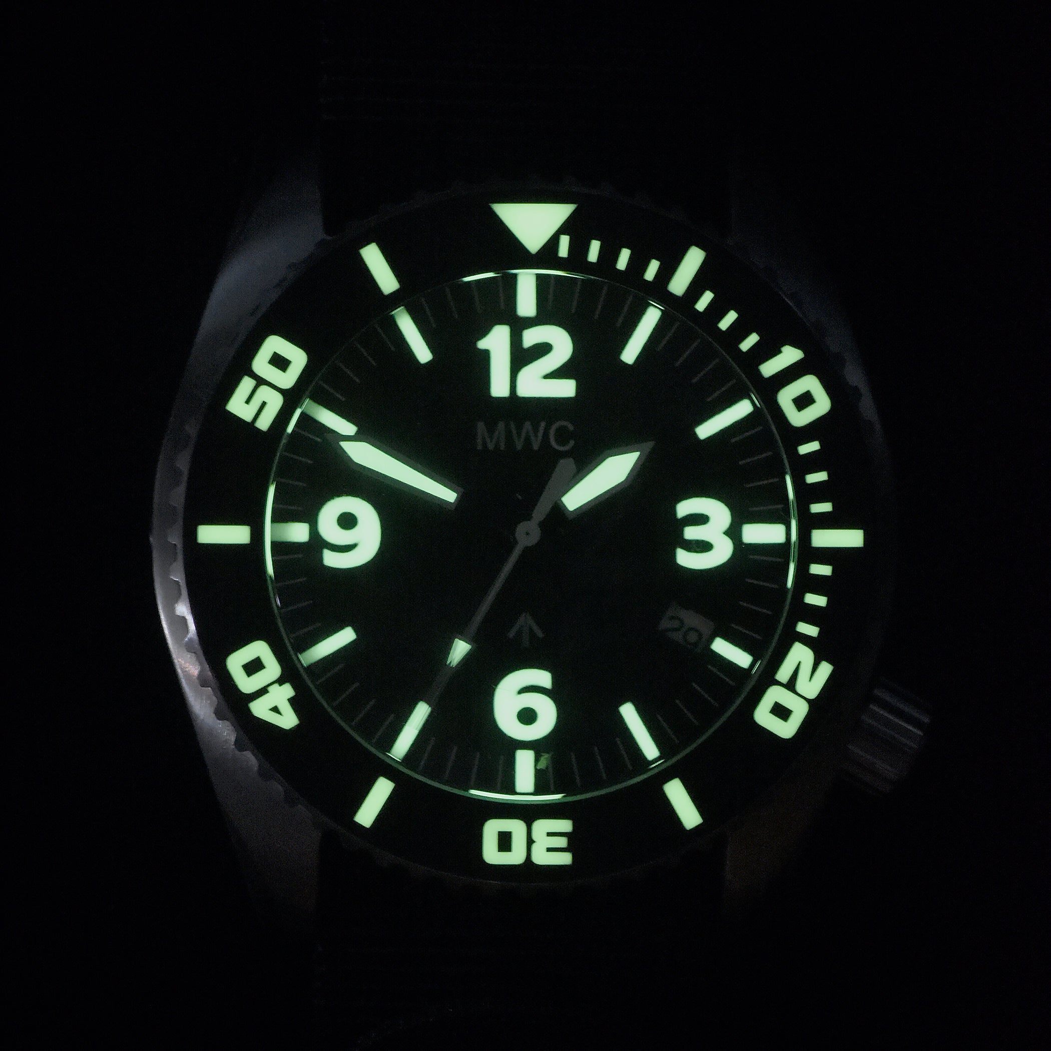Montre de plongée militaire MWC « Depthmaster » étanche 100 atm / 3 280 pieds / 1000 m, boîtier en titane PVD avec Luminova et valve à hélium, mouvement à quartz suisse avec une autonomie de batterie de dix ans